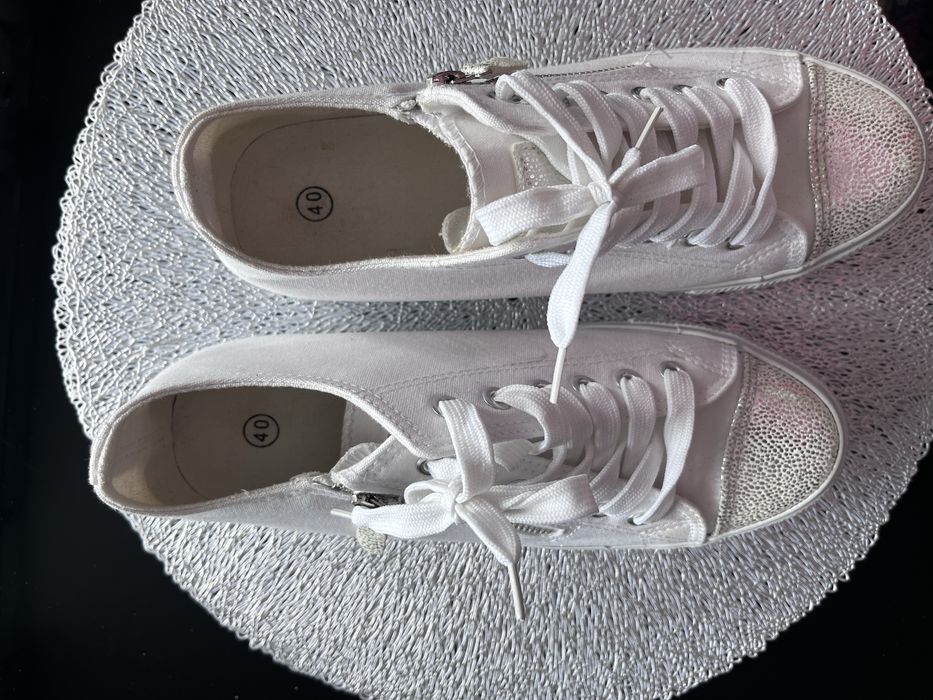 Trampki, tenisowki roz 40 slim 25 cm , biale z zamkiem , srebny nosek