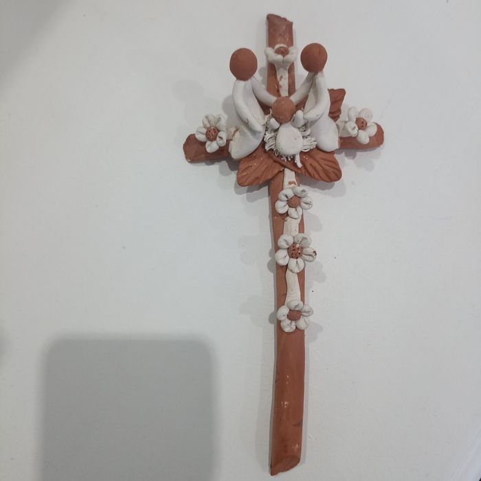 Crucifixo em porcelana/ barro