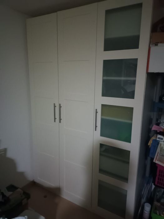 Armário branco de arrumos para roupa