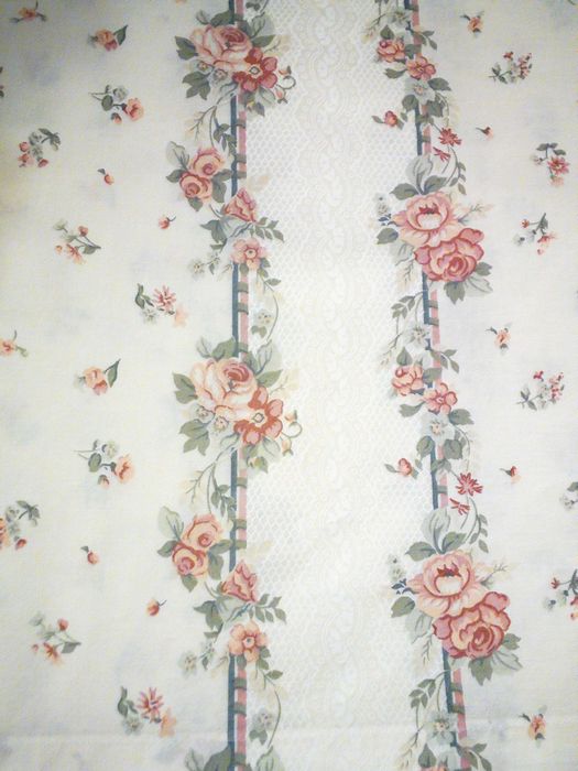 Obrus, zasłonka, materiał ecri z różami i nadrukiem białej koronki