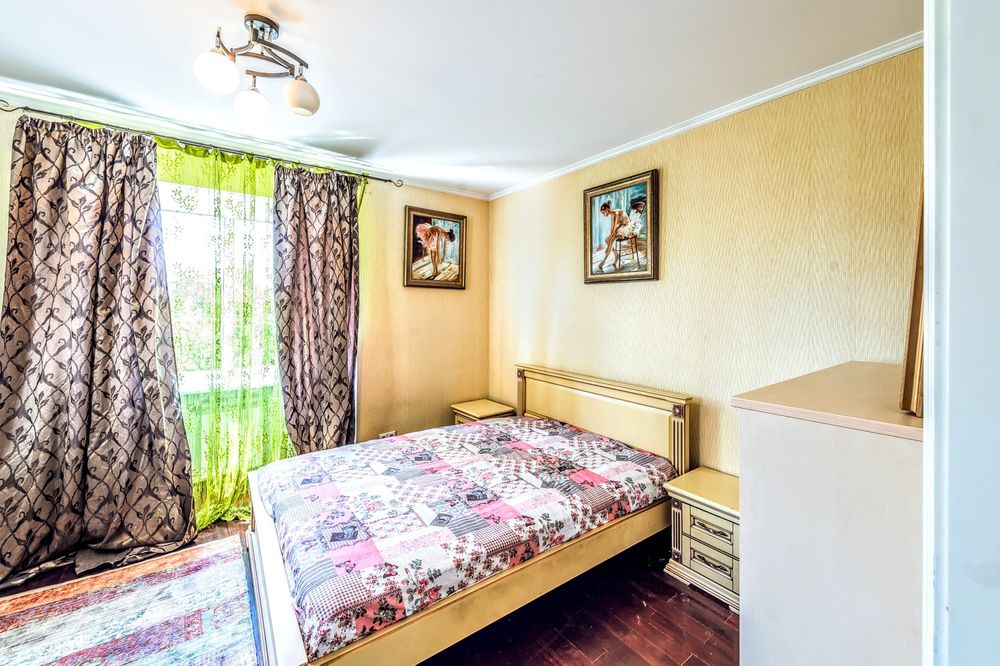 484 Триповерховий будинок з великим басейном