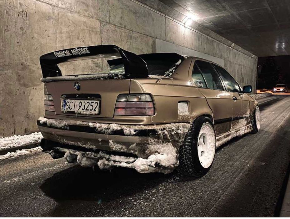 Felony BMW 3 E36 SEDAN 6 elementów Wycięcia na Klamki podkład