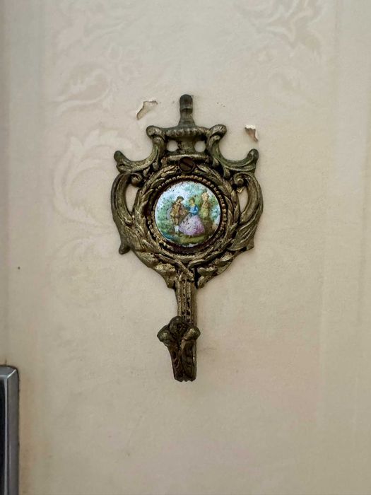 4 Wall Hooks with Iron Frame.64584581643139120