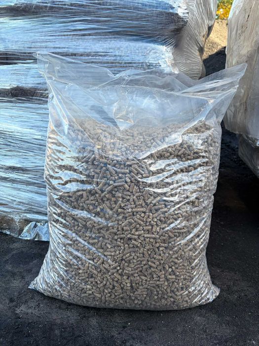 Pellet drzewny workowany 975kg 65 worków 1990zł paleta