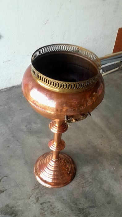 Floreira antiga em cobre e metal