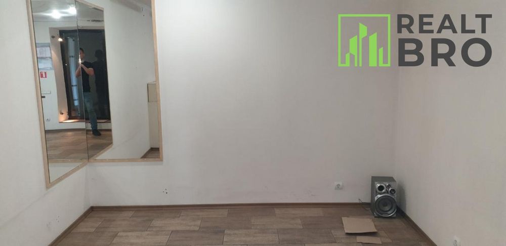 Центр, фасад , 1 поверх окремий вхід
