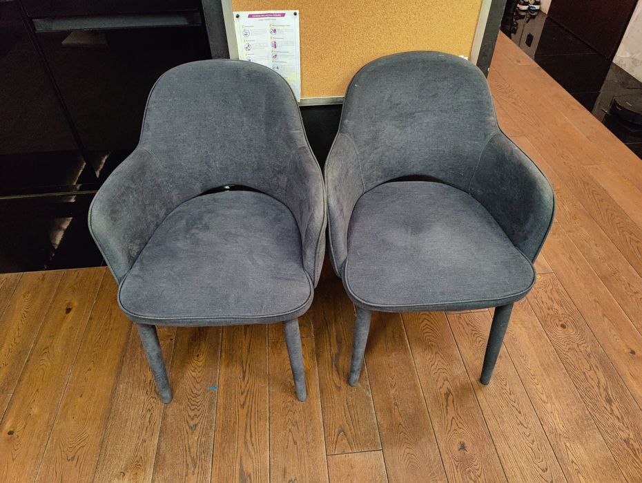 Wygodne i zadbane krzesło z szerokim oparciem