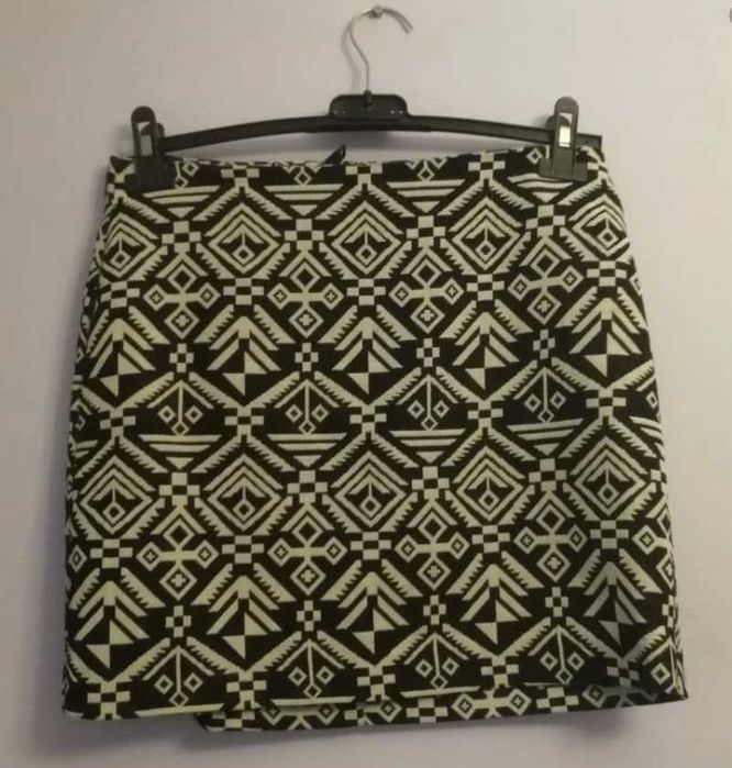 Krótka obcisła spódniczka mini z wysokim stanem