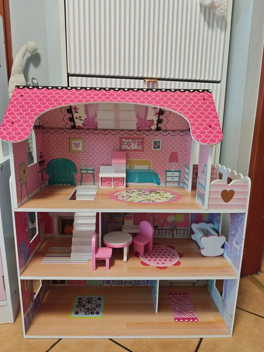 Domek drewniany  dla lalek