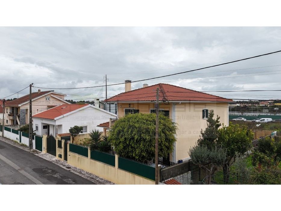 Moradia Isolada T5 com Garagem e Bom Espaço Exterior em Manique