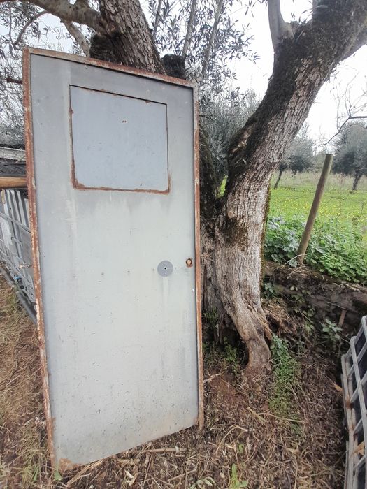 Vendo porta em ferro
