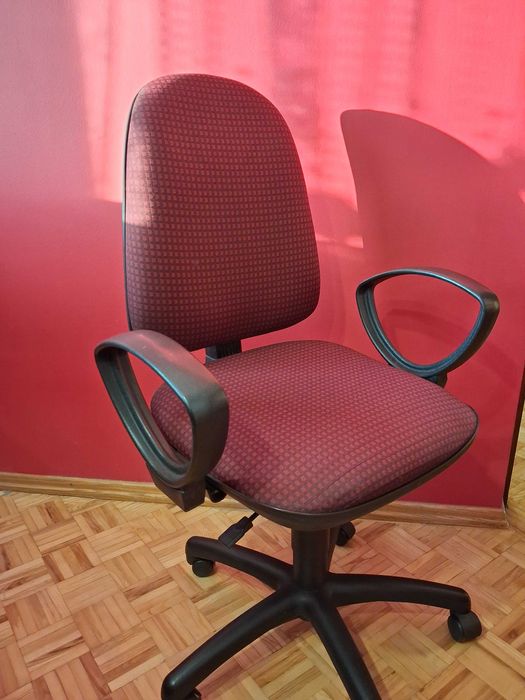 fotel obrotowy krzesło wiśniowe obicie na kółkach biurowy