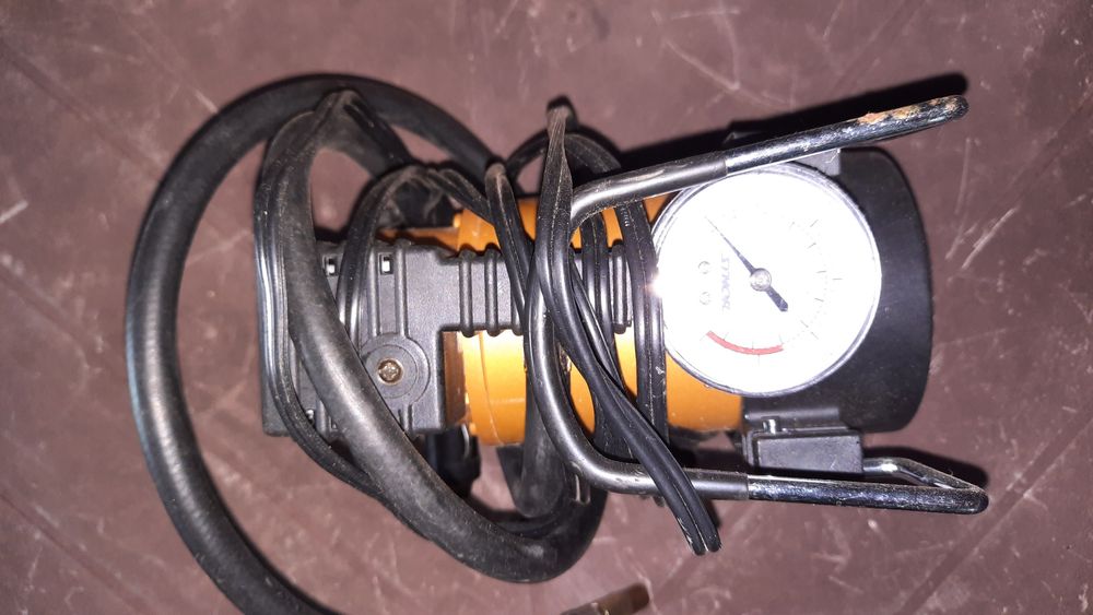 Pompka kompresor samochodowy elektryczny 12V z manometrem