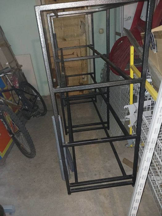 Металева стійка для одягу