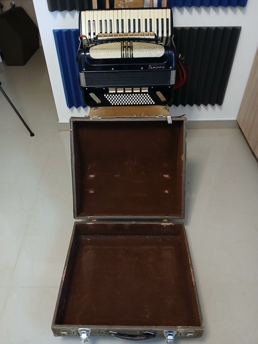 Akordeon Tenora 96 basów, 4 głosowy. Wbudowny mikrofon.