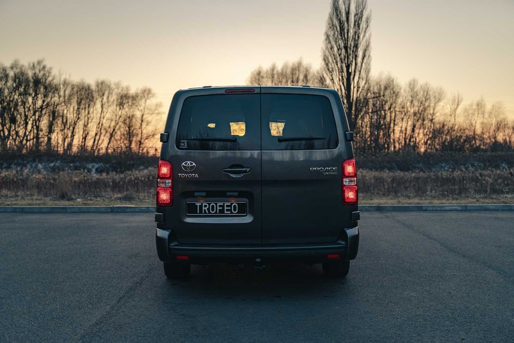 Wynajem busa Toyota PROACE Verso Long wypożyczalnia samochodów