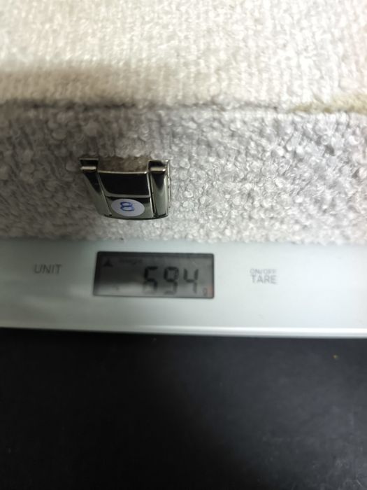 Caixa de joias branca
Caixa para guardar joias com um fecho metálico.