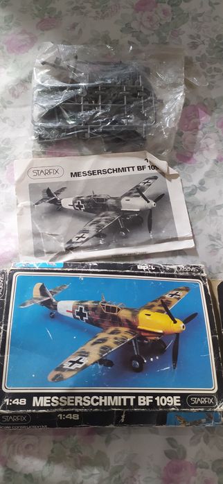 Vendo avião de montar e livros antigos