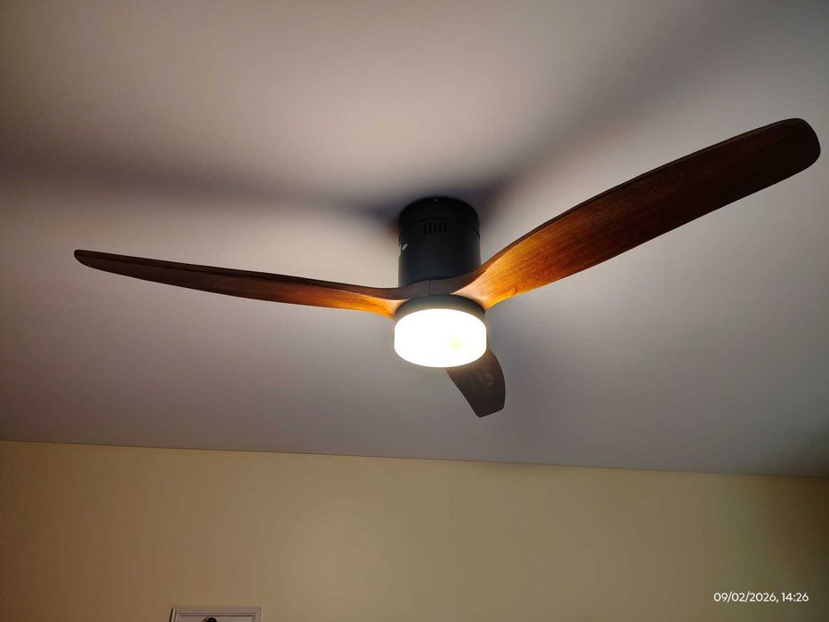 Ventoinha de Teto Silenciosa (Pás de Madeira)