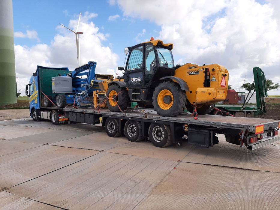 Transport maszyn rolniczych budowlanych. Niskopodwozie