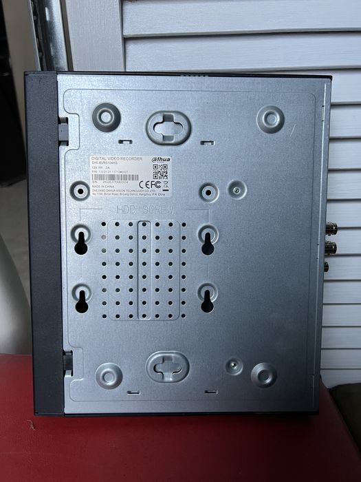 Видеорегистратор dahua dhi-xvr5104hs б/у в идеальном состоянии с коробкой.