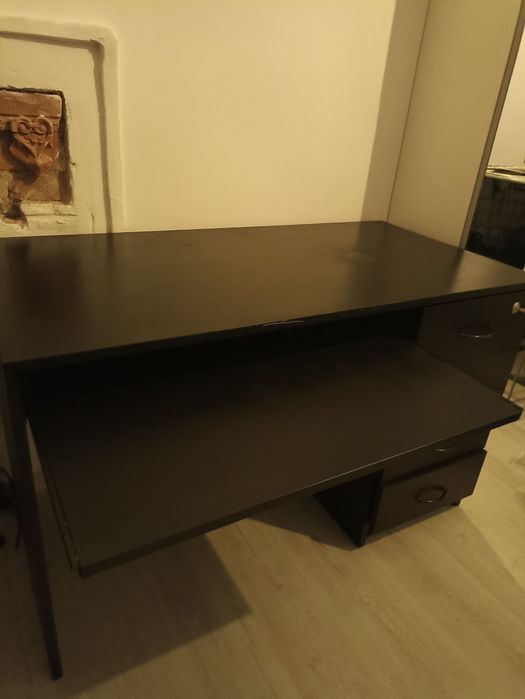 Biurko czarne (120x60) z szufladami i wysuwaną półka + fotel gratis