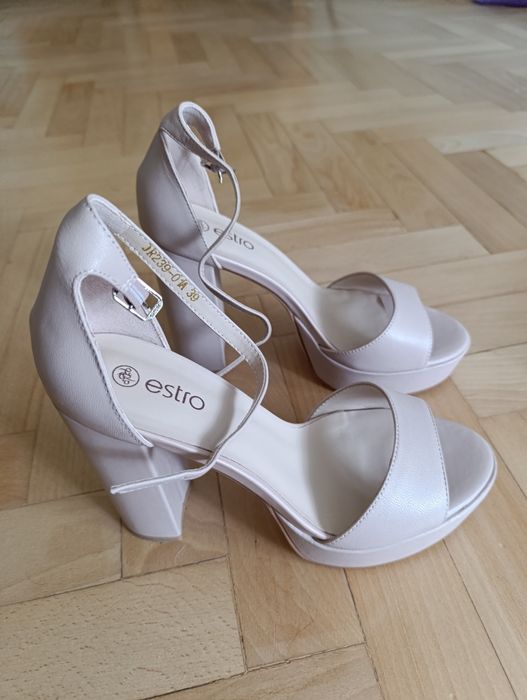 Жіночі босоніжки шкіряні на каблуку Estro Нові бежеві