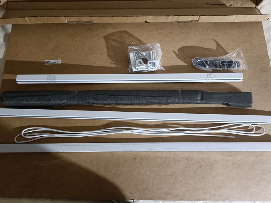 Moskitiera okienna aluminiowa biała z czarnym materiałem 80x100