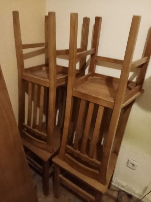 Mesa em pinho  com 4 cadeiras