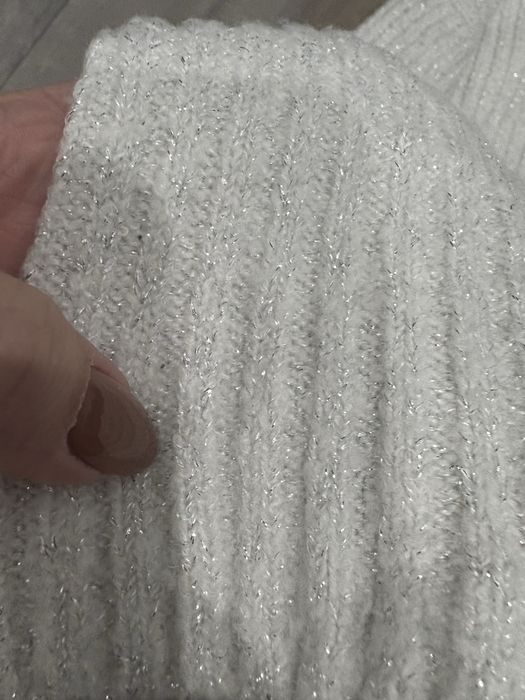 Sweterek z srebrną nitką