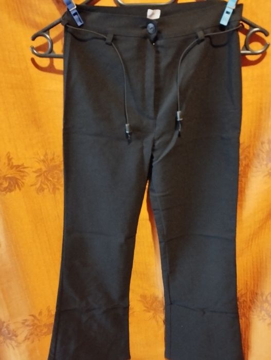 Czarne spodnie wizytowe z dekoracyjną nogawką
