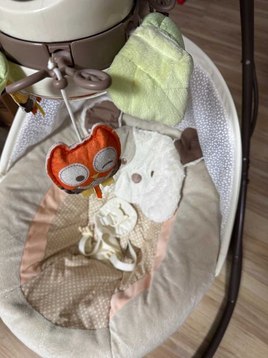 Заколисуючий центр працює від батарейок та мережі