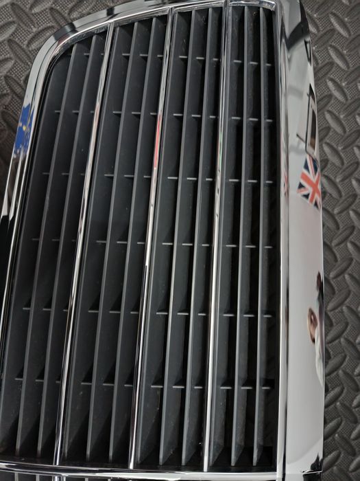 Grelha  frontal capô Mercedes w210( NOVA)