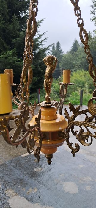 Żyrandol mosiężny z figurką