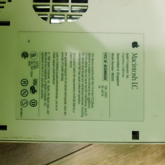Komputer z monitorem Apple Macintosh LC