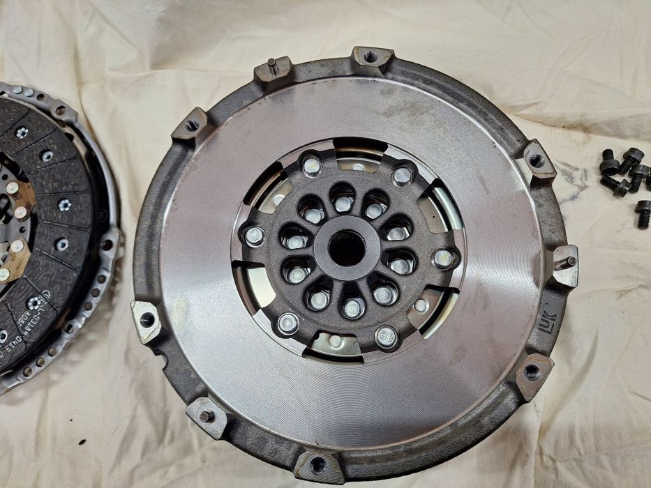 Koło dwmasowe sprzęgło tarcz 0CS105266L