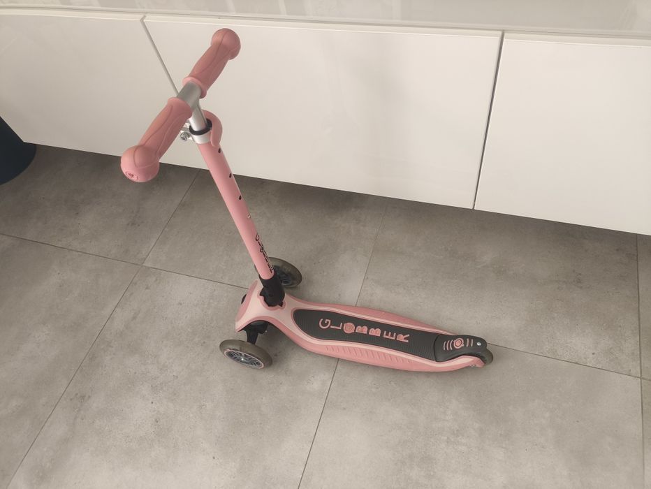 Hulajnoga dziecieca Globber premium 2.0 rozowa ze swiecacymi kolami