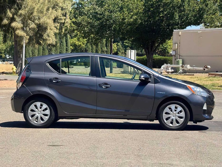 Toyota Prius Four      2014