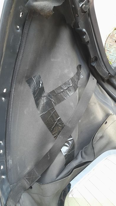 Capota Lona MX5 rasgada, estrutura funcional.