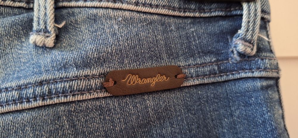 Jeansy Wrangler.