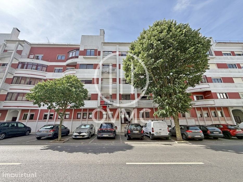 Apartamento T1 na Cavaleira com parqueamento e varanda