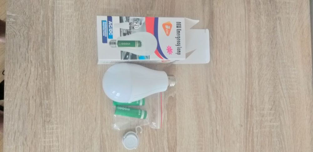 LED лампа з акамуляторами
