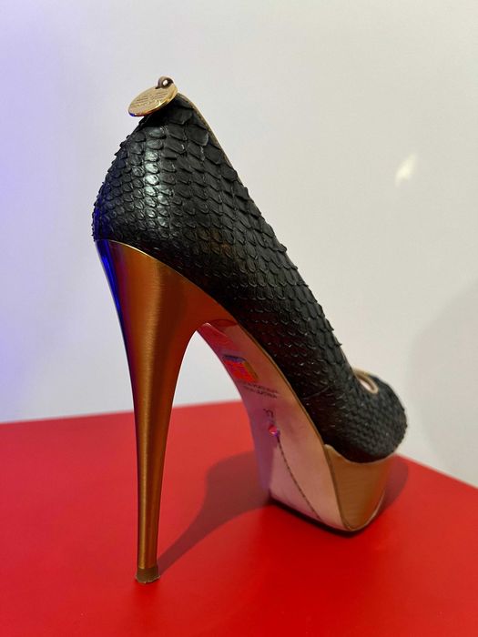 Sapatos altos cinza/dourado Egídio Alves