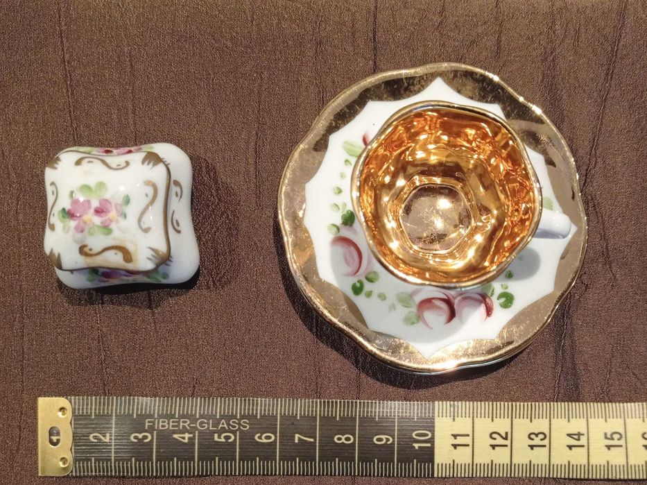 Miniaturas em porcelana - caixa e chávena