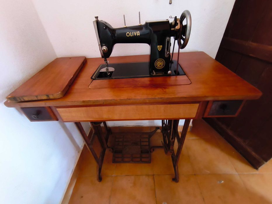 Máquinas de costura antigas Oliva e Singer