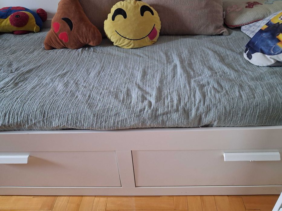 Cama Individual/Dupla Branca com 2 Gavetas.  Medidas: 80 x 200 cm.  2 gavetas espaçosas para arrumação.