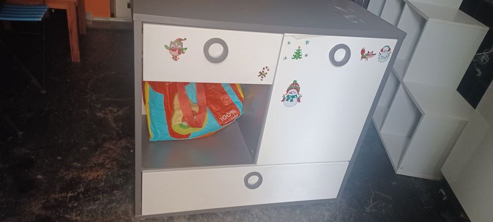 Cómoda branca com gavetas