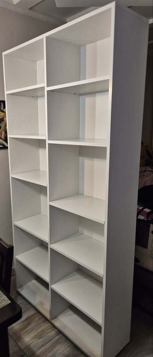 Biały regał na ksiażki