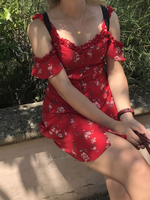 Czerwona sukienka w kwiaty z odkrytymi ramionami
