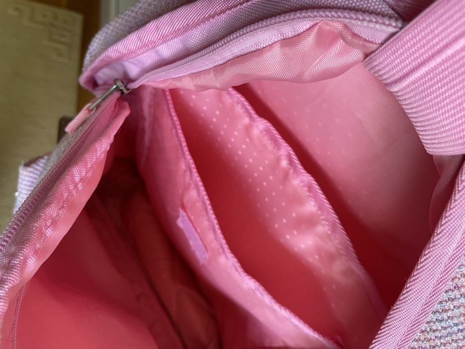 Mochila de nenina em rosa com varias divisors